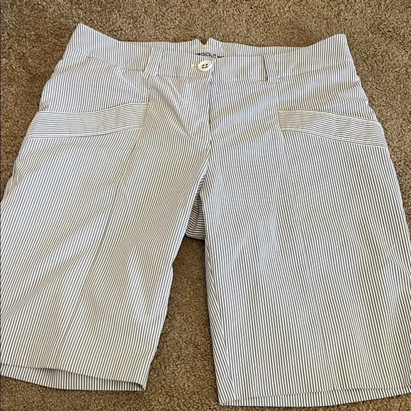 Women’s size 6 striped Nike golf shorts - Picture 1 of 7